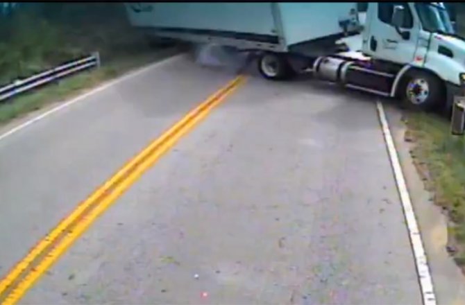 ÖĞRENCİ SERVİSİ İLE TIR BÖYLE ÇARPIŞTI