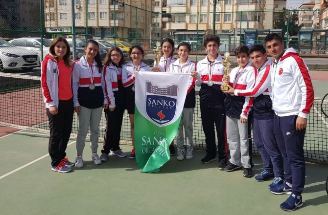 SANKO OKULLARI YILDIZ KIZ VE YILDIZ ERKEK TENİS TAKIMLARI İL İKİNCİSİ