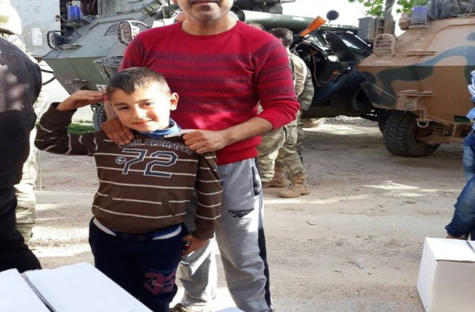 AFRİNLİ ÇOCUĞUN ASKER SELAMI DUYGULANDIRDI