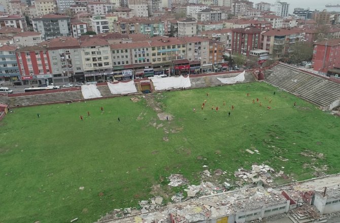 YIKIMI BİLMECEYE DÖNEN KARTAL STADYUMU’NDA ANTRENMAN