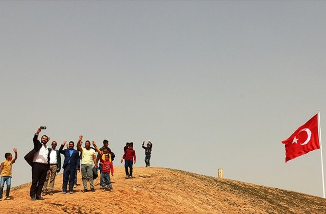 SURİYE SINIRINA 6 METRELİK TÜRK BAYRAĞI ÇEKİLDİ