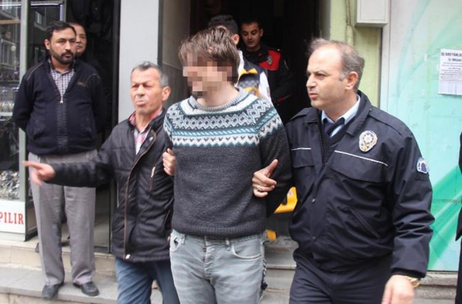 ÇIRILÇIPLAK ÇATIYA ÇIKTI, ÇAY TEKLİFİNE İNDİ