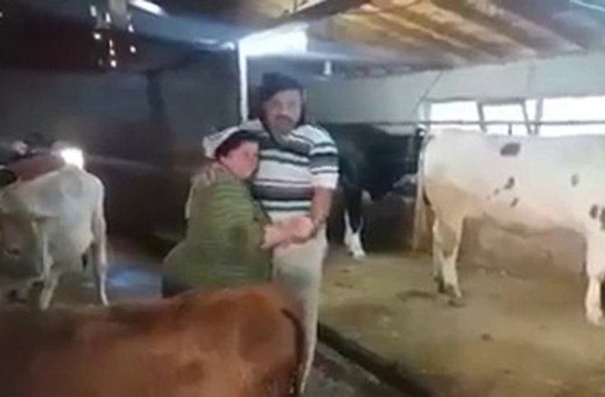 AHIRDA ŞARKI SÖYLEYİP, DANS EDEN ÇİFT FENOMEN OLDU