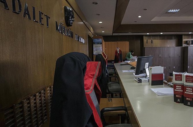 'KOSKOCA YARGITAY ÜYELERİNİ ROBOT HALİNE GETİRDİLER'