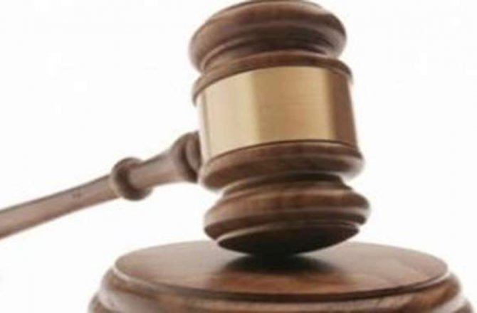 ÜZERİNDE KEDİ GEZİNEN KÖFTEYİ ÇÖPE ATTI, İŞİNDEN OLDU