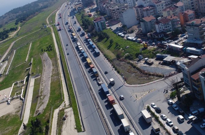 AMBARLI LİMANINDA TIR KUYRUĞU ÇİLESİ