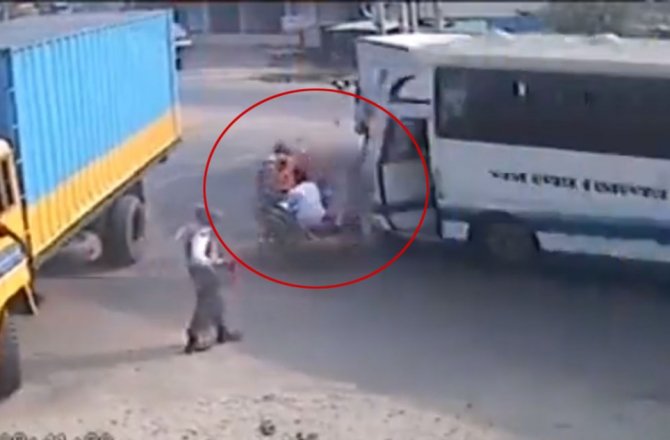 OTOBÜS BİSİKLET VE KAMYONA ÇARPTI: 1 ÖLÜ, 4 YARALI