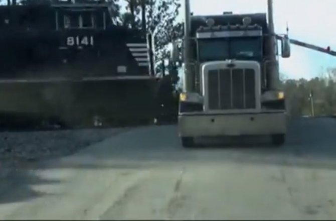 HEMZEMİN GEÇİTTE TREN TIRA BÖYLE ÇARPTI