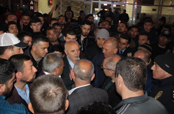 RABİA’NIN ÖLDÜĞÜ CADDEYİ TRAFİĞE KAPATTILAR