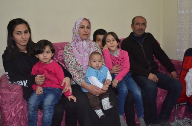 GENÇ KIZ YENİDEN DUYMAK İÇİN YARDIM BEKLİYOR