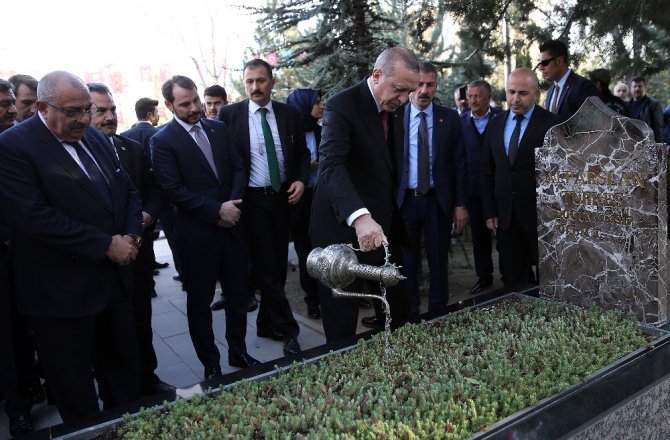 CUMHURBAŞKANI ERDOĞAN’DAN ALPARSLAN TÜRKEŞ’İN MEZARINA ZİYARET