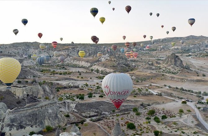 KAPADOKYA'DA SICAK HAVA BALONLARI AA İÇİN HAVALANDI