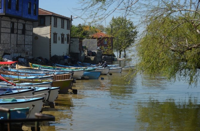 SU SEVİYESİ YÜKSELDİ, SANDALLAR YOLLARA ÇIKTI