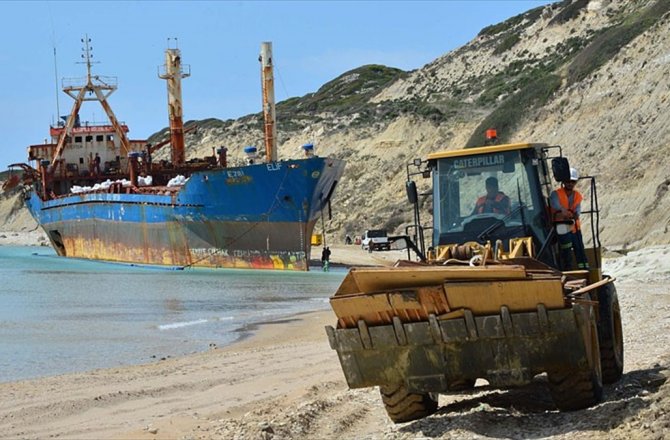 BOZCAADA'NIN 'DAVETSİZ MİSAFİRİ' SÖKÜLMEYE BAŞLANDI