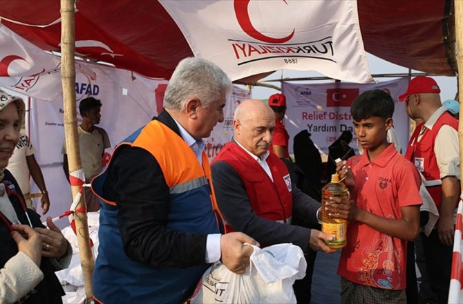 TÜRK HEYETİ ARAKANLI MÜSLÜMANLARI KAMPLARINDA ZİYARET ETTİ