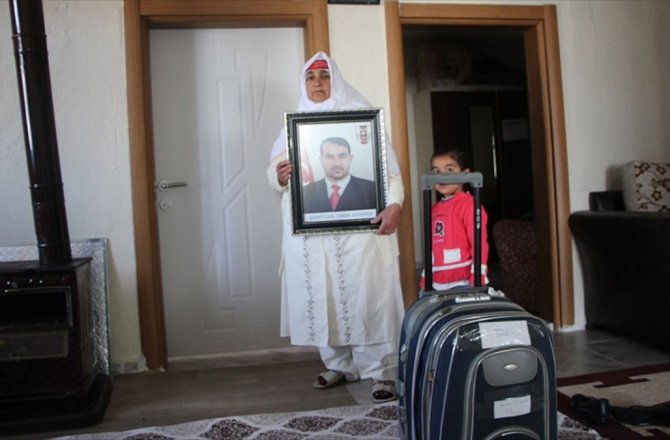 KAYMAKAMLIK ŞEHİT ANNESİNİ UMREYE GÖNDERDİ