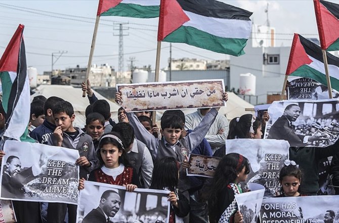 FİLİSTİNLİ ÇOCUKLAR MARTİN LUTHER KİNG'İ ANDI