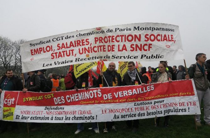 FRANSA’DA DEMİRYOLU ÇALIŞANLARI MECLİS ÖNÜNDE GREVDE