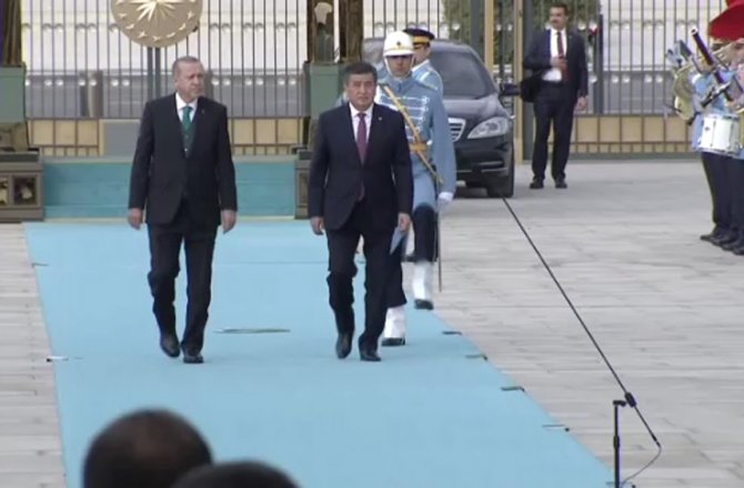 CUMHURBAŞKANI ERDOĞAN’DAN KIRGIZ MEVKİDAŞINA RESMİ KARŞILAMA