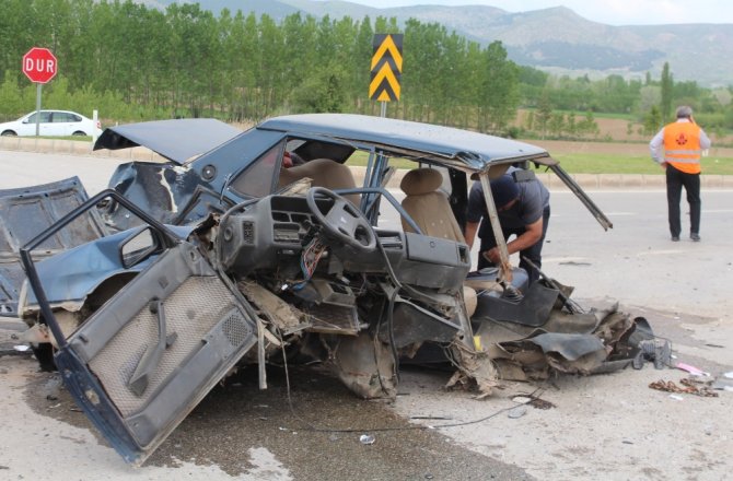 ARAÇ İKİYE BÖLÜNDÜ SÜRÜCÜ AĞIR YARALANDI