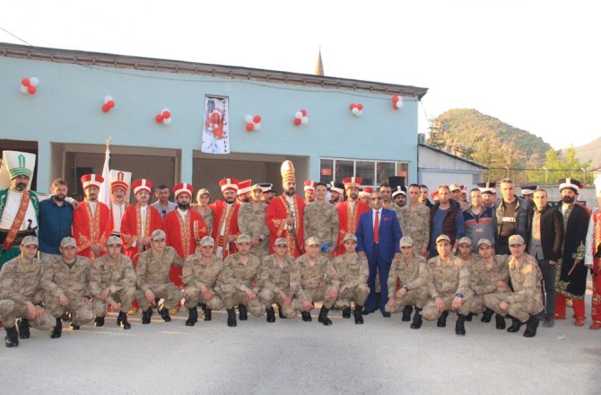 ASKERİ ÜS BÖLGELERİNDE MEHTERAN GÖSTERİSİ