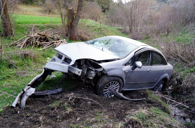 YOLDAN ÇIKAN OTOMOBİL ÇAYA UÇTU: 1 ÖLÜ, 1 YARALI