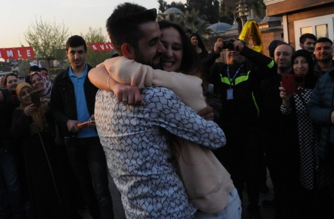 SÜRPRİZ EVLİLİK TEKLİFİ YAPTI, EN ÇOK KENDİ ŞAŞIRDI