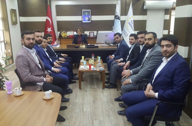 GENÇ TÜMSİAD GÜLDEN USLU'YU ZİYARET ETTTİ