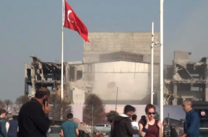 AKM YIKIM ÇALIŞMALARINDA BEYAZ PERDE GÖRÜNDÜ