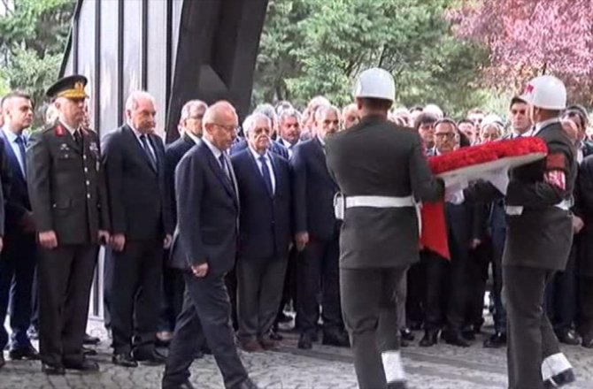 TURGUT ÖZAL MEZARI BAŞINDA ANILIYOR