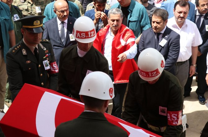 ŞEHİT OĞLUNU BÖYLE UĞURLADI