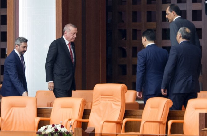 ÖZEL OTURUM BİTMEDEN MECLİS’TEN AYRILDI