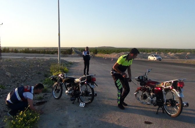 MOTOSİKLETLER TIRA ÇARPTI: 1 ÖLÜ, 3 YARALI