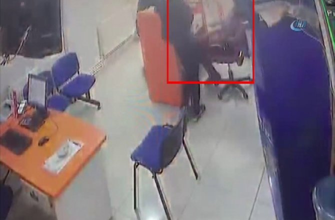 TELEFON BATARYASI ELİNDE BÖYLE PATLADI