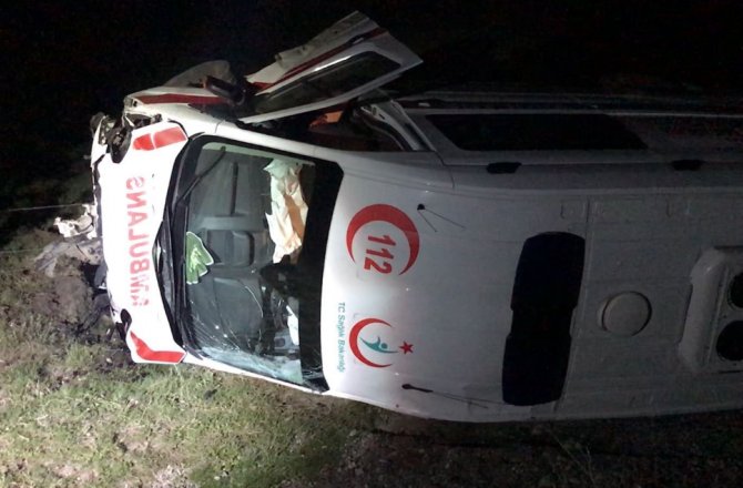 AMBULANS İLE OTOMOBİL ÇARPIŞTI: 1 ÖLÜ, 3 YARALI