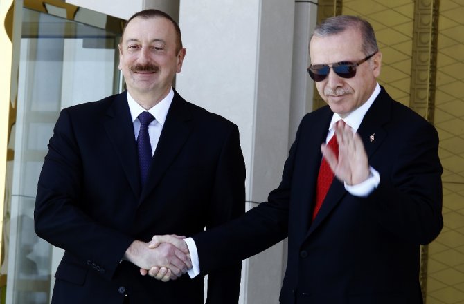 ERDOĞAN ALİYEV’İ RESMİ TÖRENLE KARŞILADI