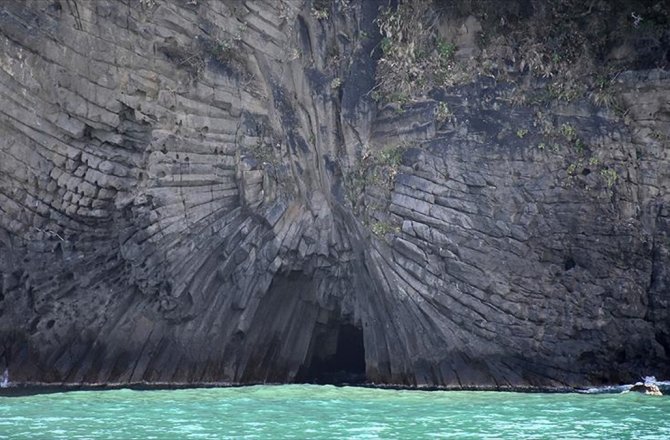 80 MİLYON YILLIK LAV SÜTUNLARINA ZİYARETÇİ YOĞUNLUĞU