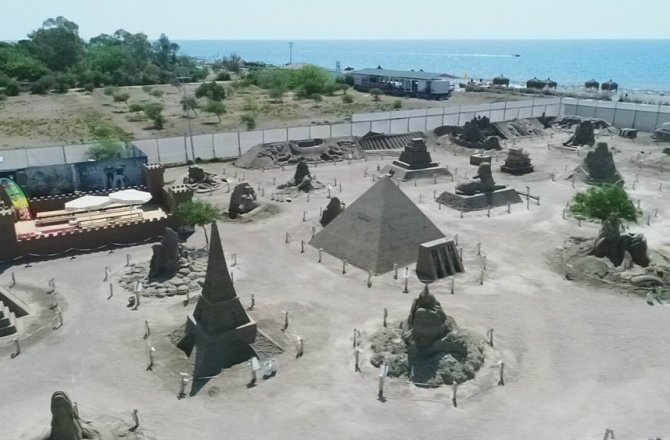 10 BİN TON KUMLA 200 HEYKEL