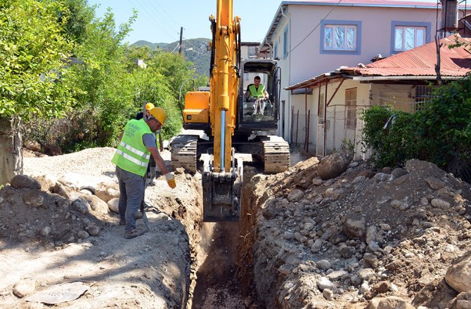 YEŞİLOVA’DA ALTYAPI ÇALIŞMALARI SÜRÜYOR