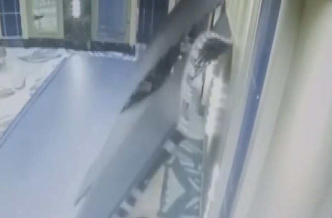 BOŞLUKLARA SAKLANARAK KURTULDULAR