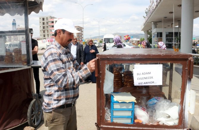 SİMİT ARABASINA YAZDIĞI YAZIYLA EŞ ARIYOR