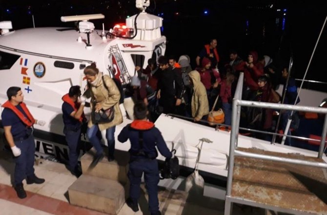 İZMİR’DE 98 KAÇAK GÖÇMEN YAKALANDI