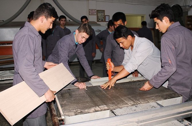 AFRİN'DEKİ OKULLAR İÇİN ÖĞRENCİLER SEFERBER OLDU