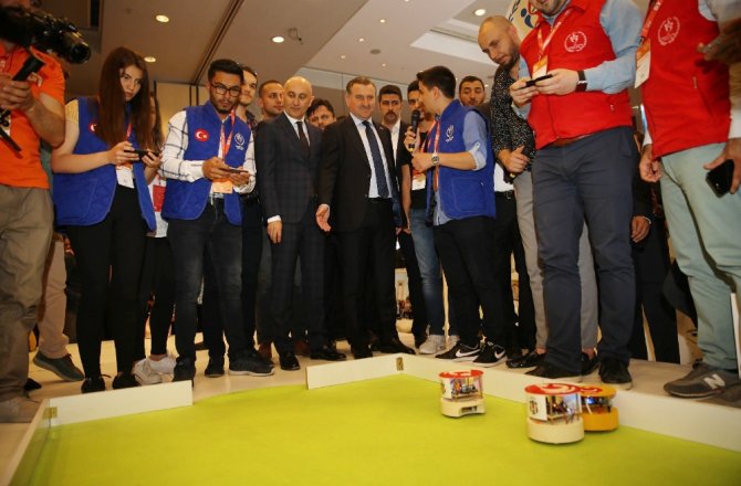 BAKAN BAK ROBOTLARLA FUTBOL OYNADI