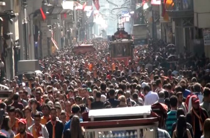 TAKSİM’DE İNSAN SELİ