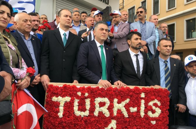 TÜRK-İŞ CUMHURİYET ANITI’NA KARANFİL BIRAKTI