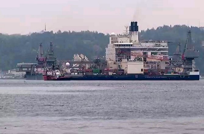 DÜNYANIN EN BÜYÜK İNŞAAT GEMİSİ BOĞAZ’DAN GEÇİYOR