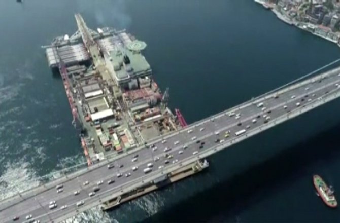 DÜNYANIN EN BÜYÜK İNŞAAT GEMİSİ BOĞAZ’DAN BÖYLE GEÇTİ