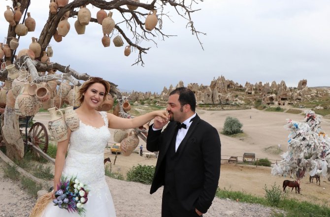 GELİN-DAMAT FOTOĞRAFLARI İÇİN KAPADOKYA’YA AKIN EDİYORLAR