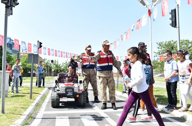 GELECEĞİN SÜRÜCÜLERİNE TRAFİK EĞİTİMİ